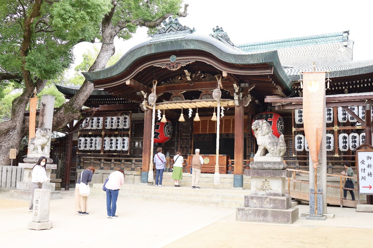 Ishikiri-Tsurugiya Shrine showcases exquisite woodwork, made even more captivating by its profound spiritual atmosphere.