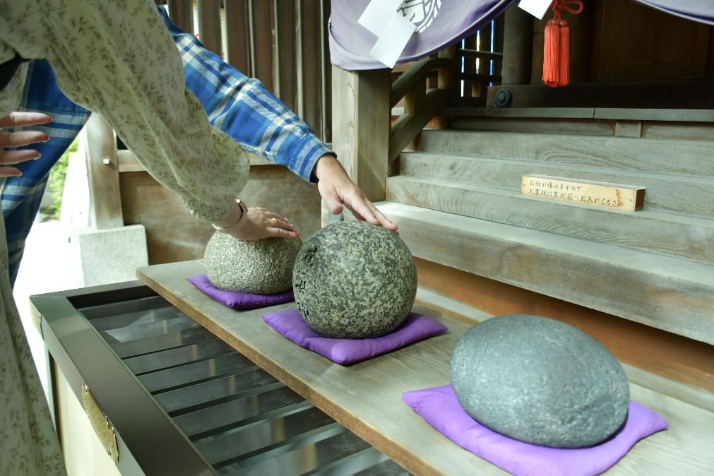 People rub these stones and then touch their afflicted body parts to promote healing.