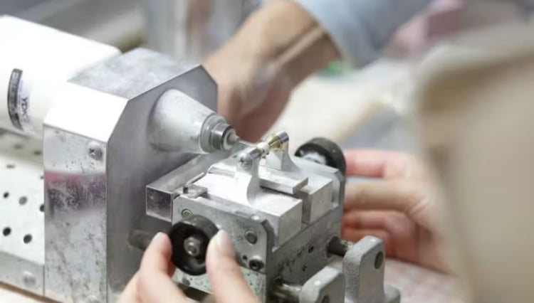 El personal perfora un agujero en la perla.