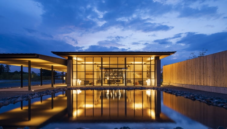 منظر ليلي لحوض مياه خارجي