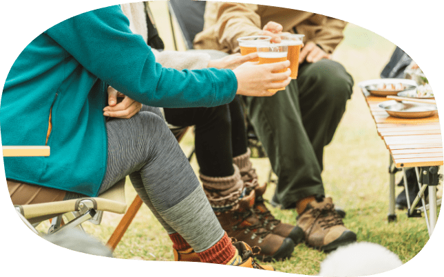 الناس يسيرون على طول الممشى الخشبي على الهضبة