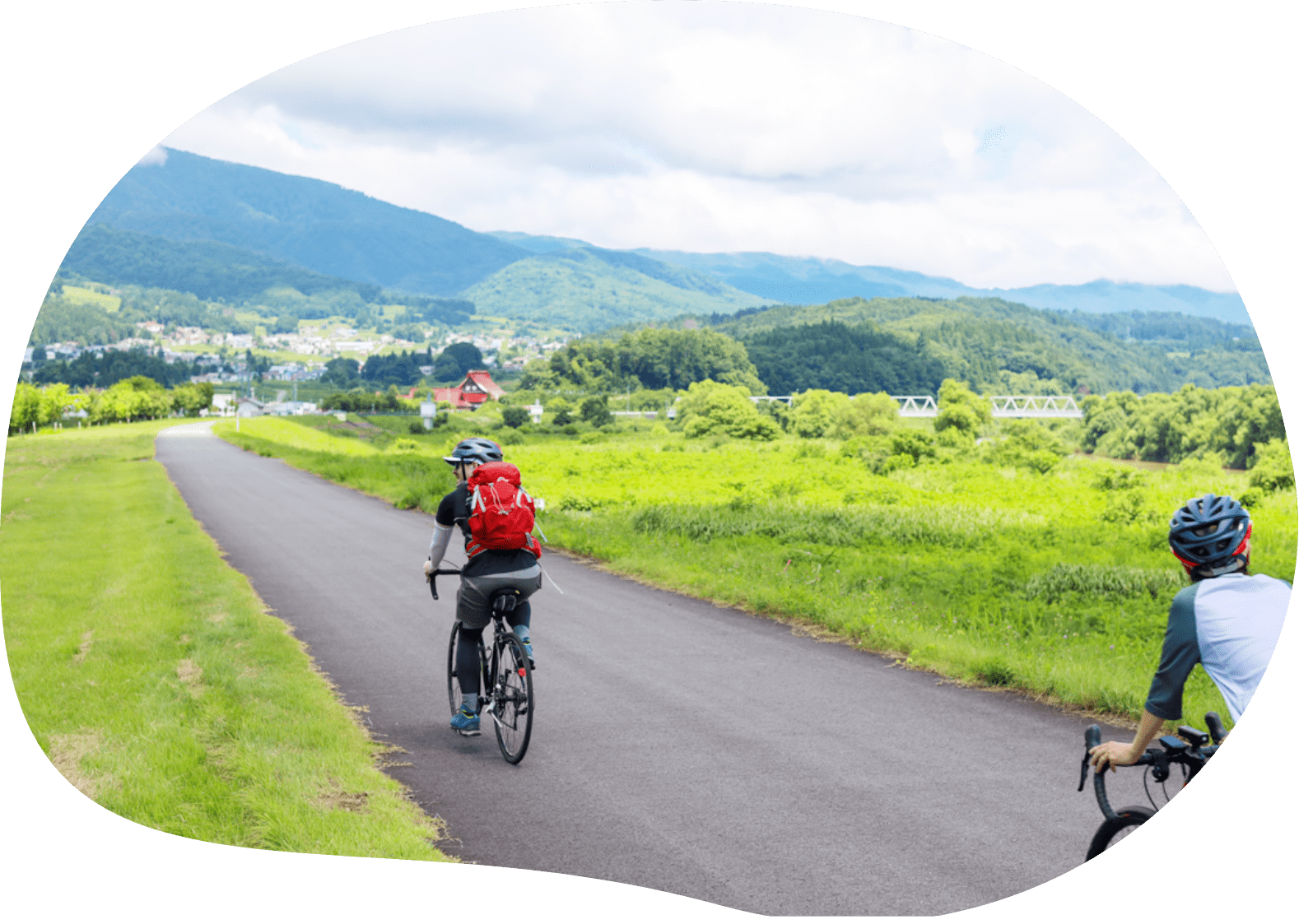 متسلقون يسيرون على طول قمة جبل صيفي