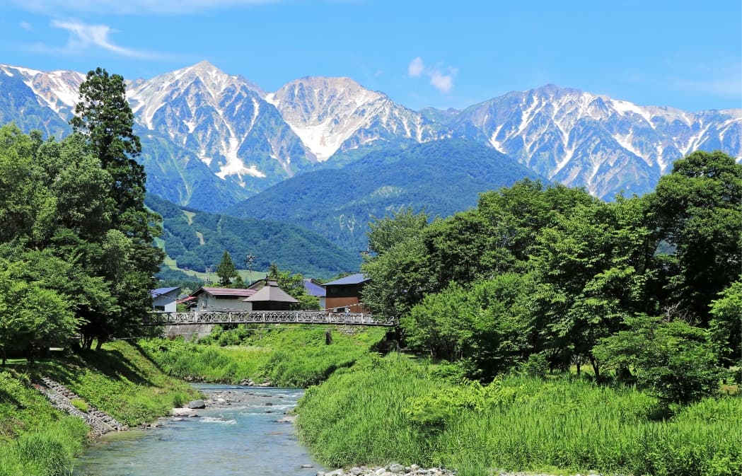 منظر لجبال الألب الشمالية والنهر