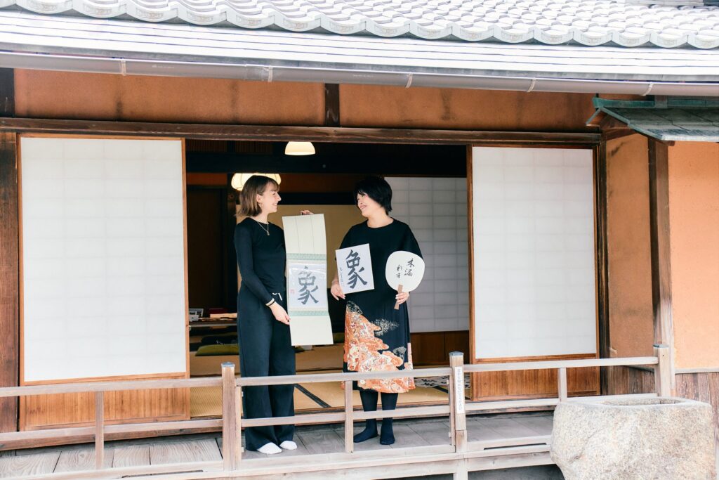 情緒あふれる古民家で本格的な書道体験