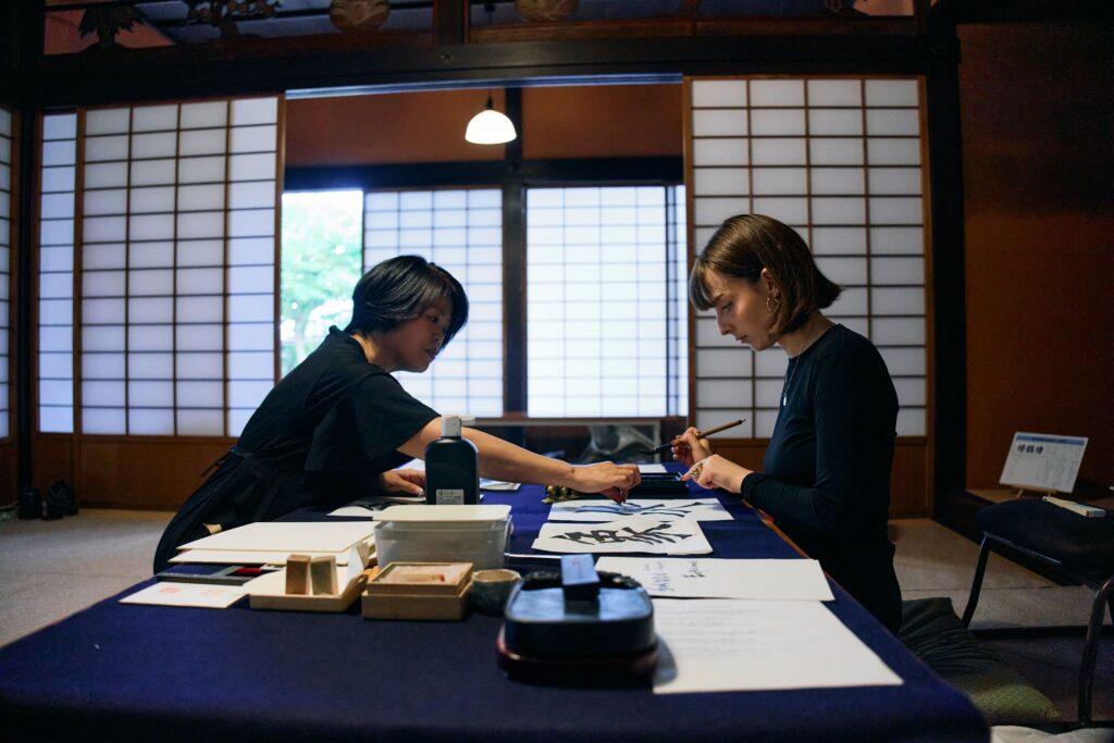 情緒あふれる古民家で本格的な書道体験