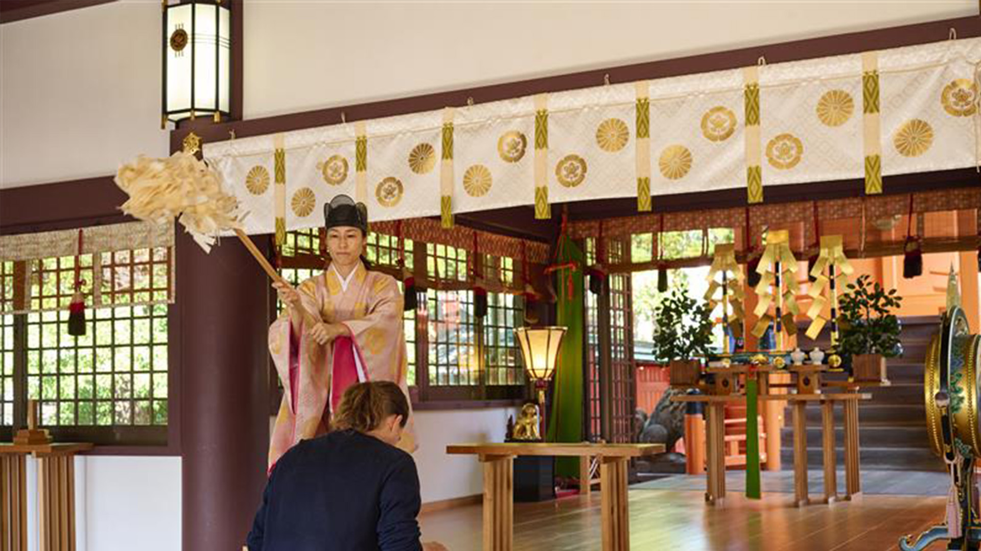 大阪・御朱印授与と神秘の祈祷。間近で体感する圧巻の鷹匠ショー体験ツアー