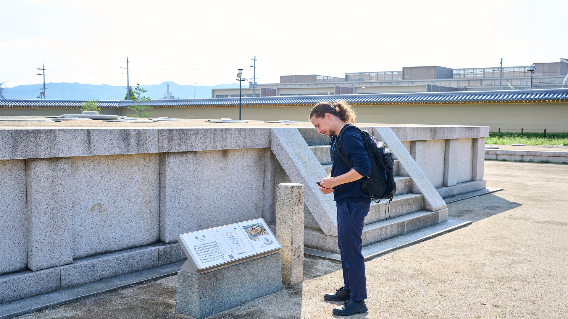大阪・御朱印授与と神秘の祈祷。間近で体感する圧巻の鷹匠ショー体験ツアー