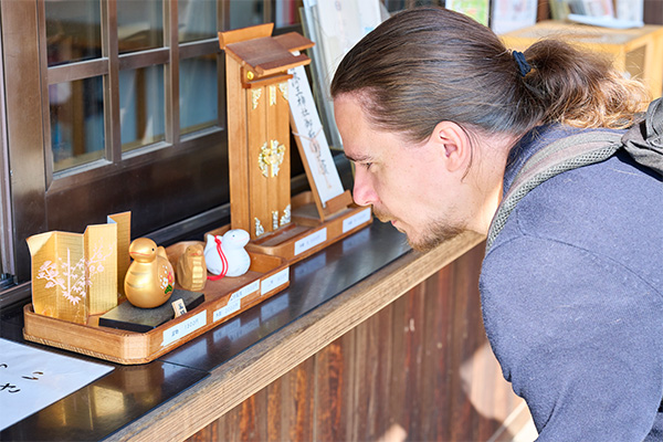 大阪・御朱印授与と神秘の祈祷。間近で体感する圧巻の鷹匠ショー体験ツアー