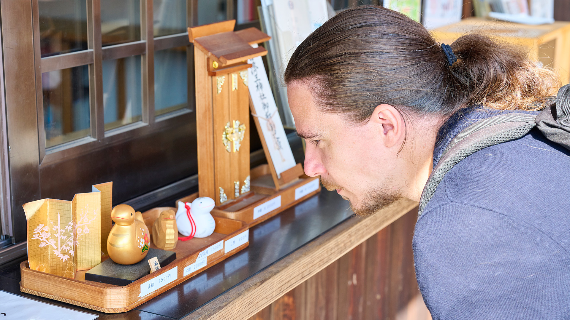 大阪・御朱印授与と神秘の祈祷。間近で体感する圧巻の鷹匠ショー体験ツアー