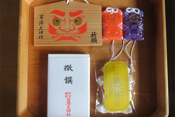 大阪・御朱印授与と神秘の祈祷。間近で体感する圧巻の鷹匠ショー体験ツアー