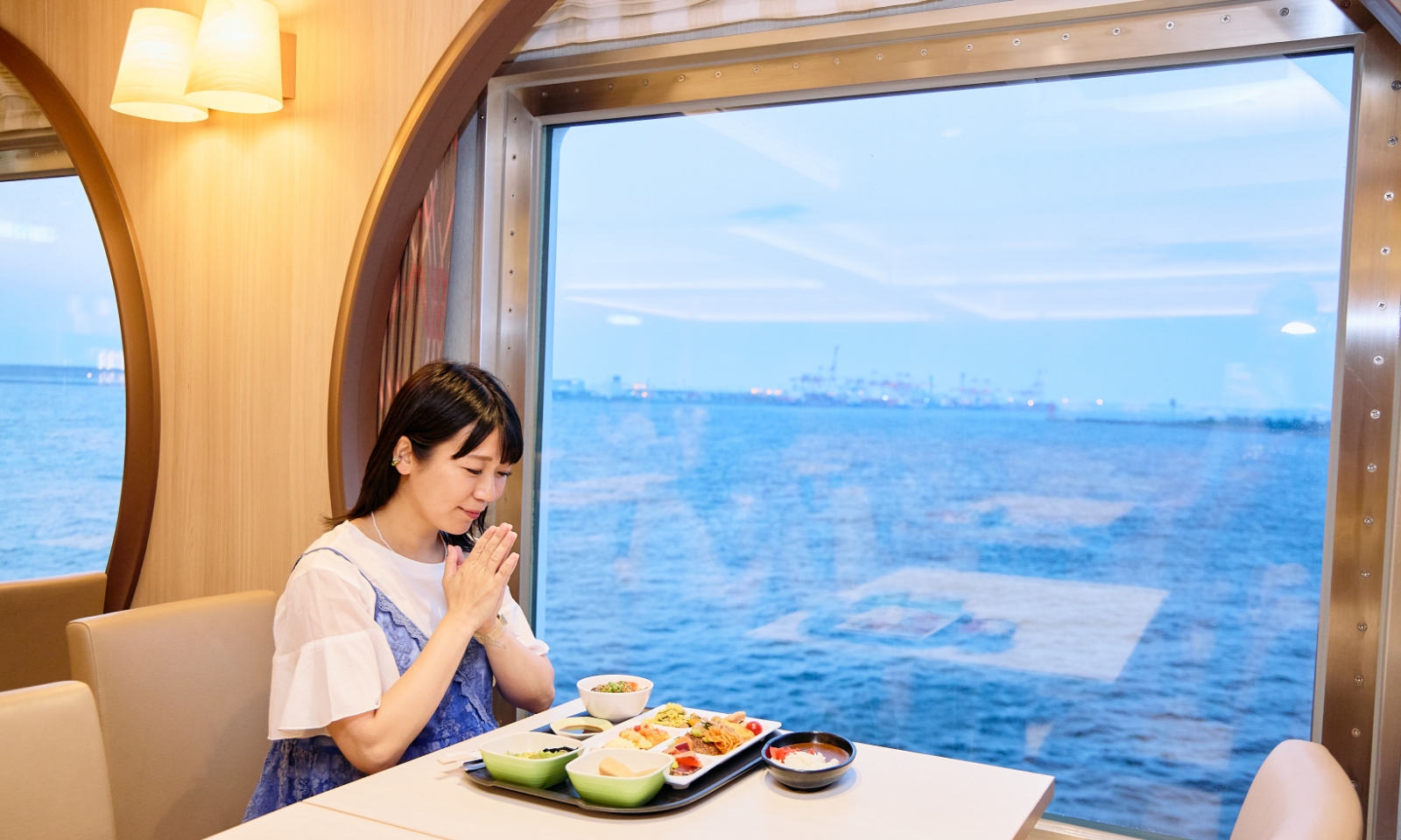 さんふらわあの船内レストランで食事