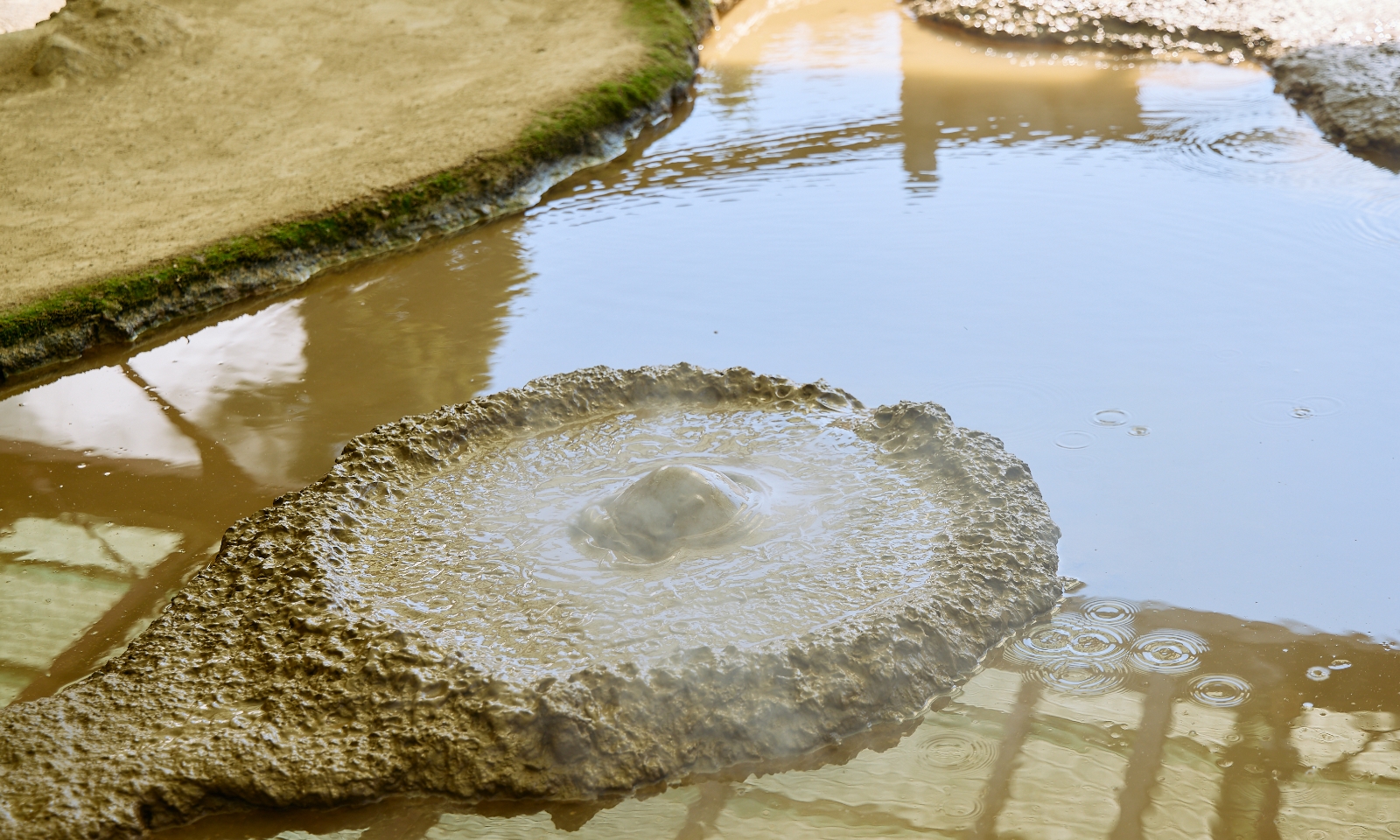 地熱によりできた粘土が溶け出して湧き上がる