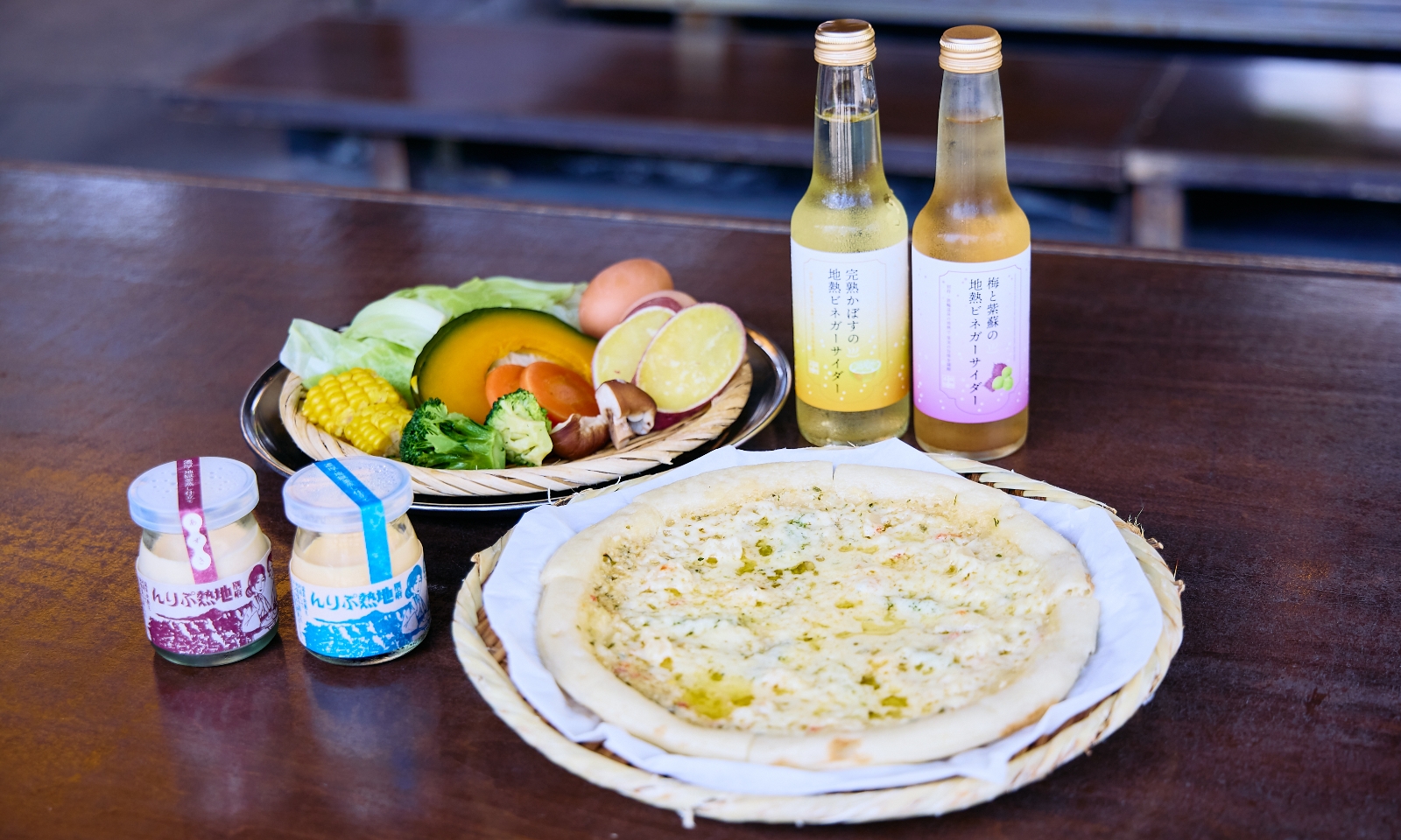 選んだ食材を自分で釜に入れて蒸すことができる