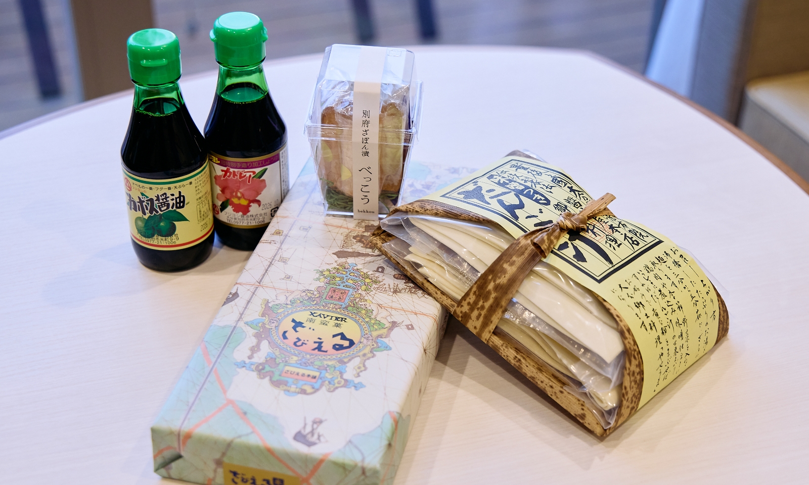 定番お菓子「ざびえる」や、だんご汁セット、ざぼんなどの別府のお土産が充実