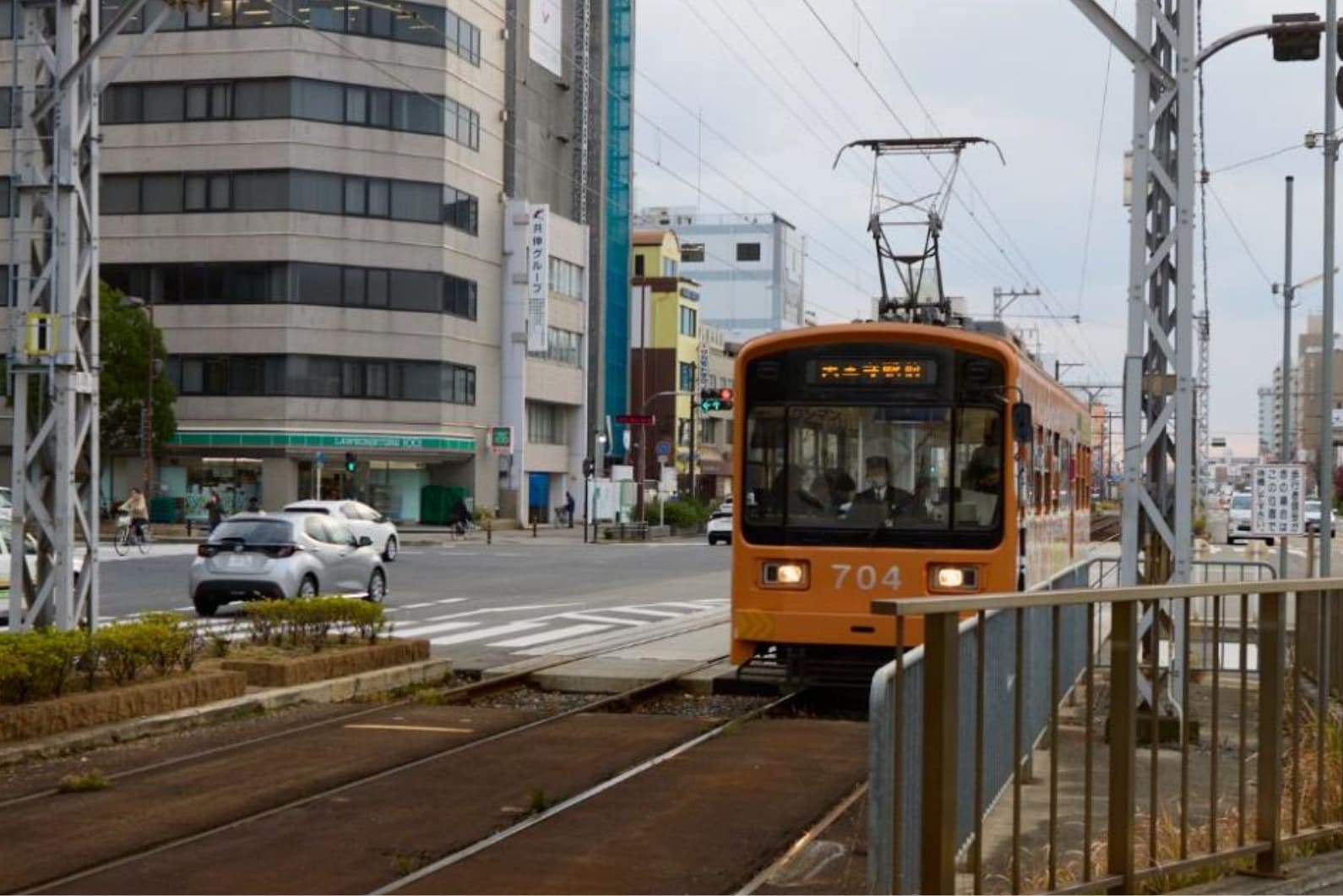 天王寺駅から路面を走る阪堺電車、通称「ちん電」